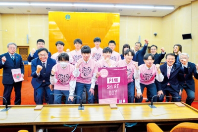 写真:ピンクシャツ大作戦の成功に向け意気込む実行委