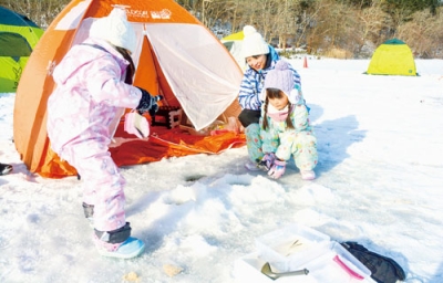 写真:さお先に集中して当たりを待つ子どもたち