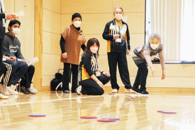 写真:ディスコンに親しむ参加者=写真は昨年の様子