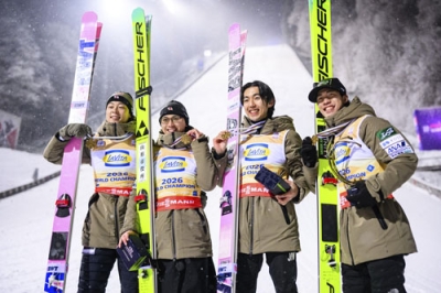 写真:ノルディックスキー・ジャンプ男子のフライング世界選手権団体で初優勝を果たした日本。左から小林陵侑、内藤智文、中村直幹、二階堂蓮=オーベルストドルフ(ゲッティ=共同)