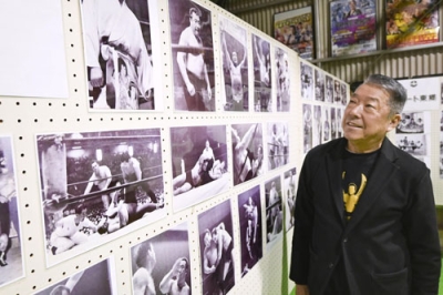 写真:展示した力道山の写真を見る「プロレス殿堂館」の永田章一館長=2025年12月、熊本県天草市