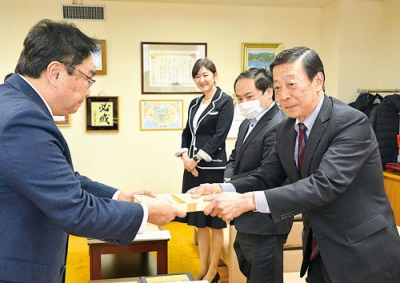 写真:小笠原市長に優待券を手渡す右から中牧組合長、岩井、南両副組合長