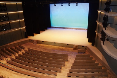 写真:1200席を扇形に配置したグランドホール