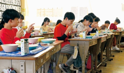 写真:カムオハウを味わう幌別小の児童たち