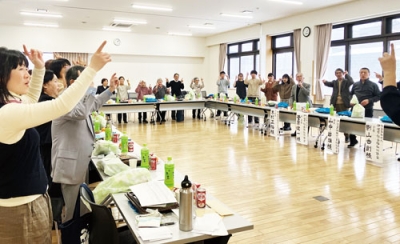 写真:手話コーラスで童謡「ふるさと」を歌う参加者