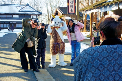 写真:訪日客にも人気の鬼ニャンまげ=昨年2月1日