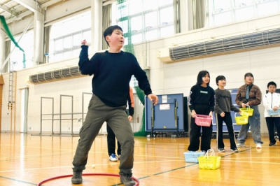 写真:心の鬼に元気いっぱいピンポン玉をぶつける児童たち