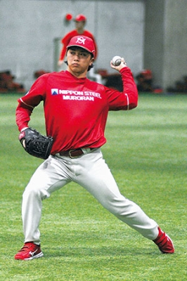 写真:フォームを確認しながら調整する石井投手