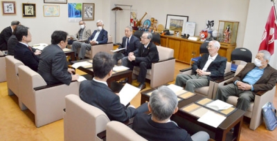 写真:条例の制定など要望書の内容について小笠原市長と意見を交わす市連町の役員ら=25年5月