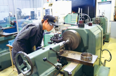 写真:金属を切削加工する訓練生