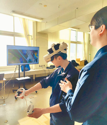 写真:仮想空間に入り高所作業体験を行った出前授業(提供写真)