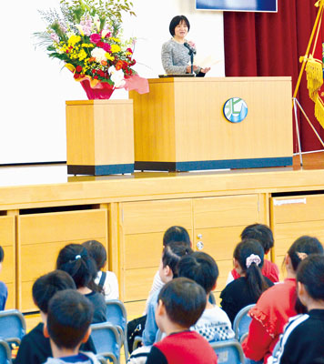 写真:開校10周年式典であいさつする小野校長