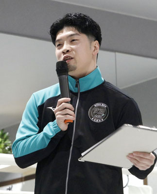 写真:開設したボクシングジムのお披露目会であいさつする田中恒成さん=岐阜県多治見市