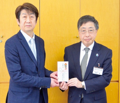 写真:髙木事務局長(右)に「カレンダー市」の益金を手渡す門脇代表幹事