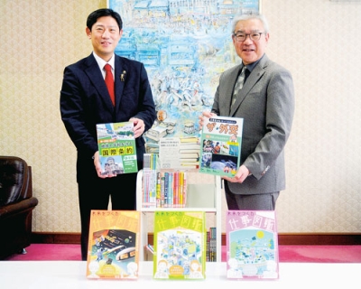 写真:図書カードを寄贈した新和産業の内山社長(右)と青山市長