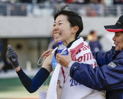 写真:大阪国際女子マラソンで6位に入り、笑顔を見せる川内理江=25日、ヤンマースタジアム長居