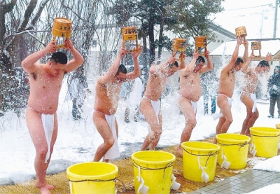 写真:氷点下の中、水行に臨む僧侶たち