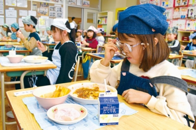 写真:「噴火湾産ほたてカレー」を味わう伊達西小の児童たち