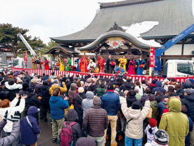 写真:大勢の地域住民が幸運を集めた大雄寺の大節分会