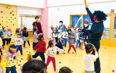 写真:カラーボールを投げて鬼退治を楽しむ園児