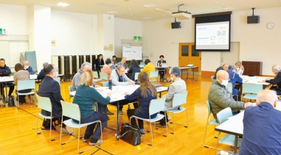 写真:リニューアルしたきずなづくり台帳や個別避難計画について説明を受ける参加者ら