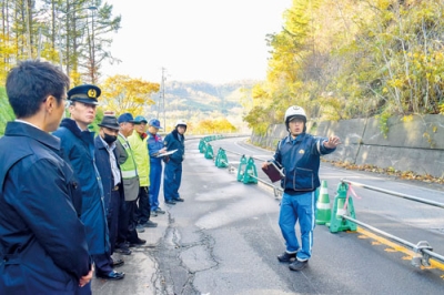写真:昨年発生した豊浦町礼文華の死亡事故現場での現場診断
