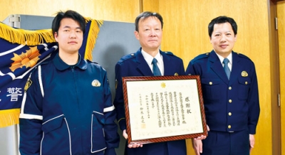 写真:交通事故抑止への功績が認められ、感謝状を手にする伊達署の渡部署長(中央)ら