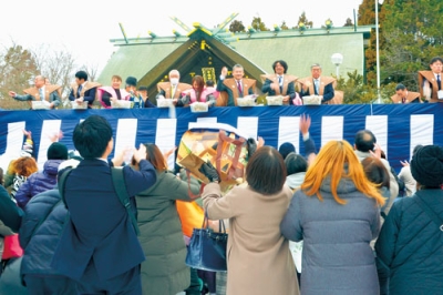 写真:にぎわいを見せた中嶋神社の豆まき