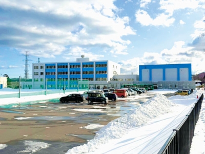 写真:奉仕の活動で除雪された天神小駐車場