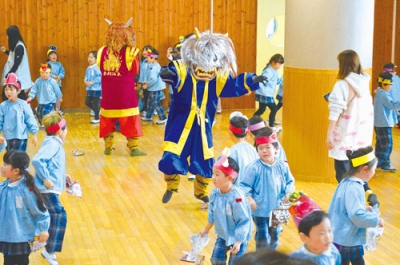 写真:鬼から逃げたり、豆を投げて立ち向かう園児たち