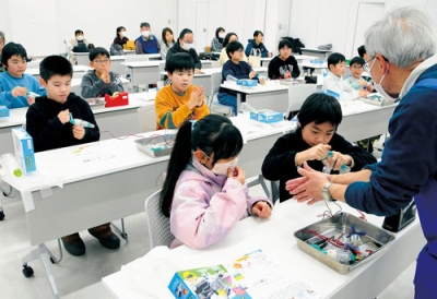 写真:自然エネルギーについて学ぶ子どもたち