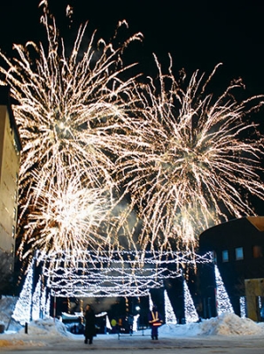 写真:洞爺湖温泉街の夜空を彩る冬花火