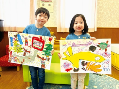 写真:作品を手に受賞を喜ぶ神谷空来ちゃん(左)と鈴木花朋ちゃん