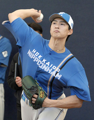 写真:ブルペンで投げ込む日本ハム・達=名護