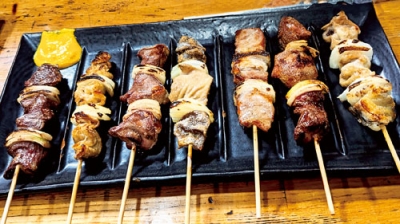 写真:モツセットなど自慢の料理とドリンクがセットの「今昔物語」