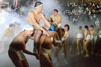 写真:第53回登別温泉湯まつりは4日、フィナーレとなる「源泉湯かけ合戦」が行われた。泉源公園を舞台に、湯温上昇と湯量増加を巡って湯をかけ合う騎馬戦を繰り広げた=4日午後9時15分