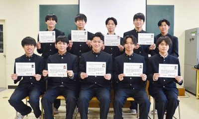 写真:2級電気工事施工管理技士の国家試験に合格した生徒たち