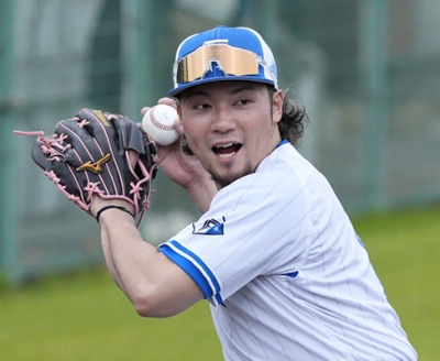 写真:キャッチボールで調整する日本ハム・伊藤=名護