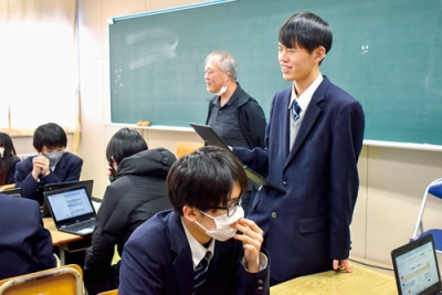 写真:財務大臣になり切り、理想の社会実現に向けた予算案を発表する虻田高校 の2年生