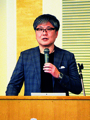 写真:脱炭素社会に向けた取り組みについて説明する櫻井氏