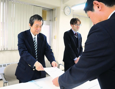 写真:青山市長に要請書を手渡す日西会長