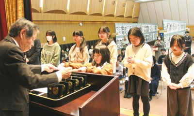 写真:表彰状と記念の盾を受け取る入賞者たち