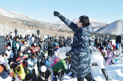 写真:多くの市民らが参加した開運餅まき