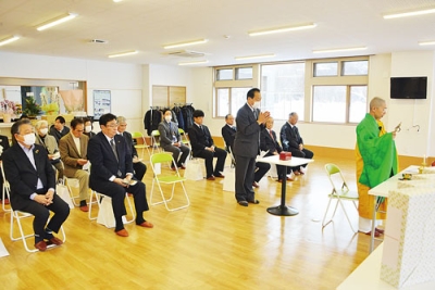 写真:建物の安全を祈願する辻理事長