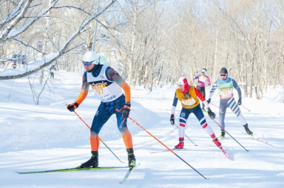 写真:ゴールを目指し勢いよく滑るスキーマラソンの選手