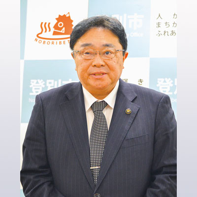 写真:26年度予算について説明する小笠原市長