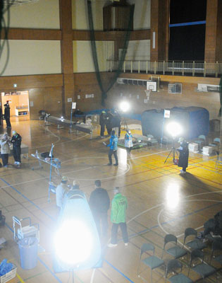 写真:限られた照明の中で行われた避難所体験