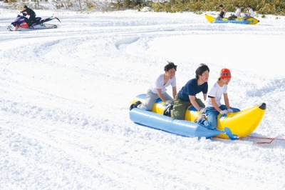 写真:バナナボートに乗って疾走する学生たち