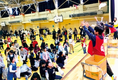 写真:餅まきを楽しむ児童・生徒たち(提供写真)