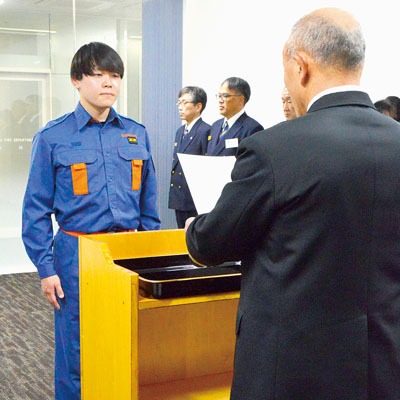 写真:野呂団長から辞令を受け取る船場さん(左)